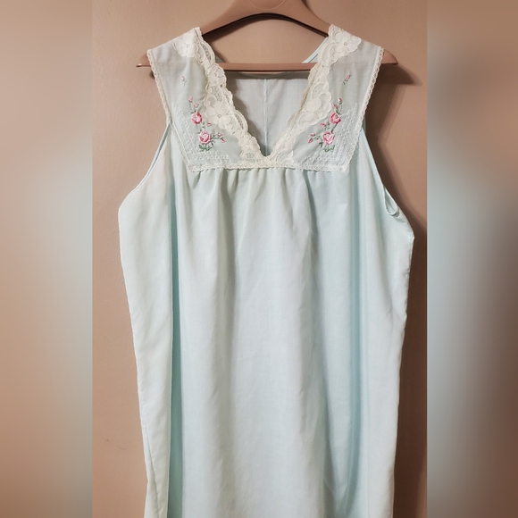 Vintage Sears nightgown and robe set - Picture 4 of 12